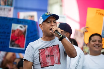 El vicepresidente de la Asamblea Nacional de Venezuela, Pedro Infante, habla durante la marcha, este viernes en Caracas.