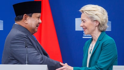 Indonesian President Prabowo Subianto (l), and European Commission President Ursula von der Leyen (r) at a press conference on Sunday.