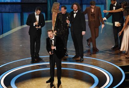 Gints Zilbalodis recibe el Oscar a la mejor película de animación por 'Flow'.