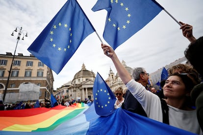 Banderas de Europa son ondeadas por los manifestantes durante la protesta en la plaza del Popolo de Roma.