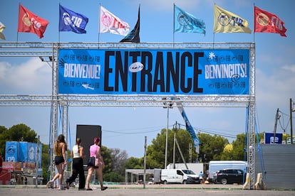 Vista general de uno de los accesos del recinto del Festival Internacional de Benicàssim (FIB) que abre este jueves.